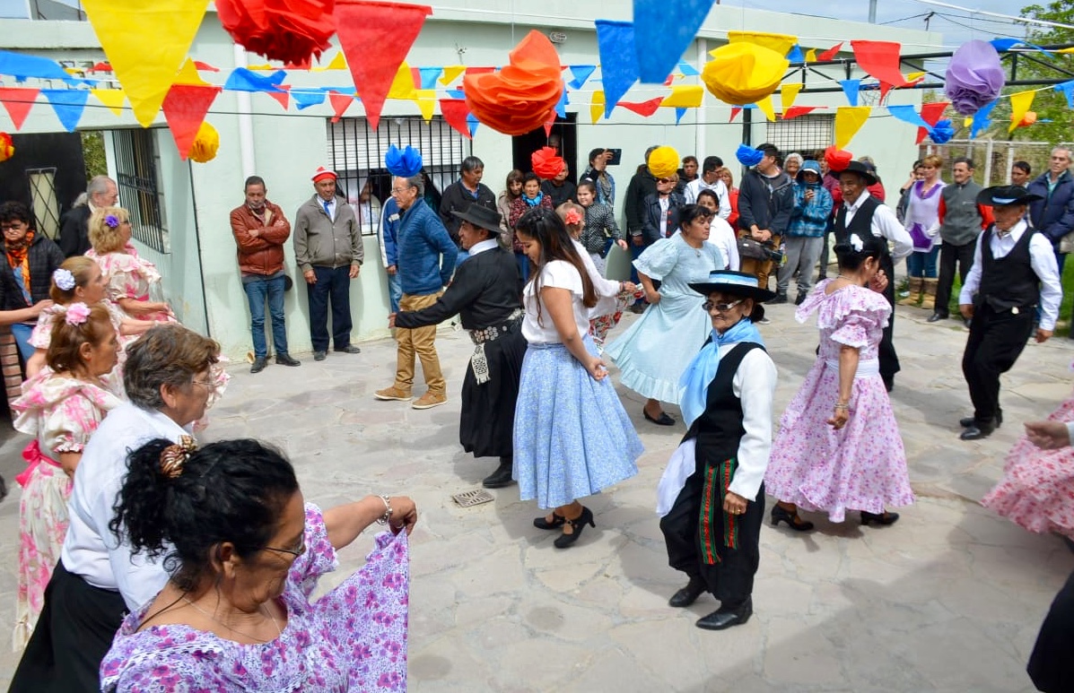 El Club de Abuelos “La razón de mi vida” festejó su 13° aniversario con un  almuerzo y baile – Municipalidad de Trelew